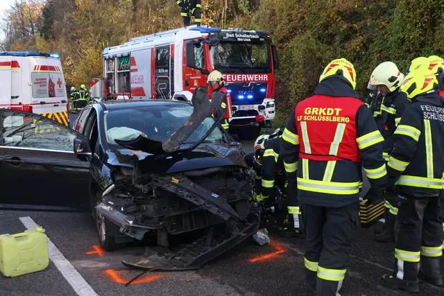 Warum es zu dem Zusammenstoß der beiden Autos kam, ist derzeit noch unklar.  | Foto: laumat/Matthias Lauber