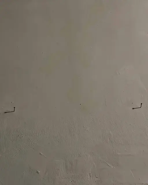 Wo einst noch ein Bild hing, ist jetzt nur eine leere Wand übrig. Ein Dieb hat sich das Kunstwerk einfach eingesteckt.  | Foto: Zum Gemütlichen Weihnauser