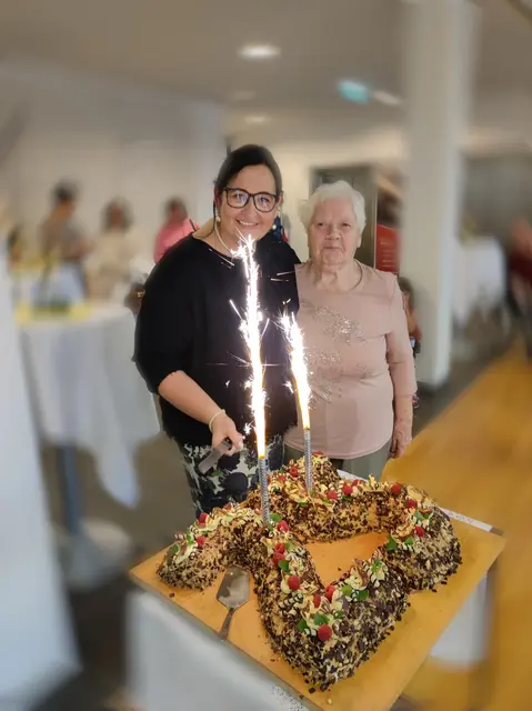Petra Niederhuber und Bewohnerin Frieda Reingruber.  | Foto: Keplinger