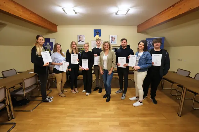 v.l.n.r.: Vanessa Tschank, MA BEd, Theresa Jirkal, MSc, Hannah Weghofer, Hannah Gneist, BSc, Florian Rathner, Bürgermeisterin Bärbel Stockinger, Florian Weissenböck, BSc, Jasmin Steinböck, BEd MEd, Niklas Gruber | Foto: Gemeinde Bad Erlach