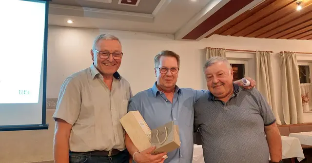 Obmann Engelbert Steidl, Thomas Polland und Obmann-Stellvertreter Josef Sowinski. | Foto: Tennisliga Braunau