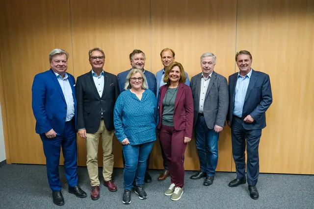 Nationalrat WBNÖ Direktor Harald Servus, Bezirksgruppenobfrau-Stv. Helmut Tacho, Bezirksgruppenobfrau-Stv. Manfred Knöbel, Organisations- und Finanzreferent Bernhard Dissauer-Stanka, Bezirksgruppenobfrau-Stv. Peter Pichler, WKNÖ Präsident WBNÖ Landesgruppenobmann Wolfgang Ecker und Finanzprüferin Barbara Polansky mit Bezirksgruppenobfrau Monika Eisenhuber. | Foto: WBNOE