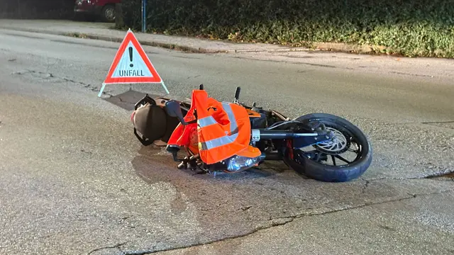 Einsatz für Rettungskräfte in Tirol: Nach einem Motorradunfall in Kufstein/Zell, einem Arbeitsunfall in Strass und einer Verletzung bei Sprengarbeiten in Prägraten mussten mehrere Personen ins Krankenhaus gebracht werden. Im Bild der Unfall in Kufstein. | Foto: zoom.tirol