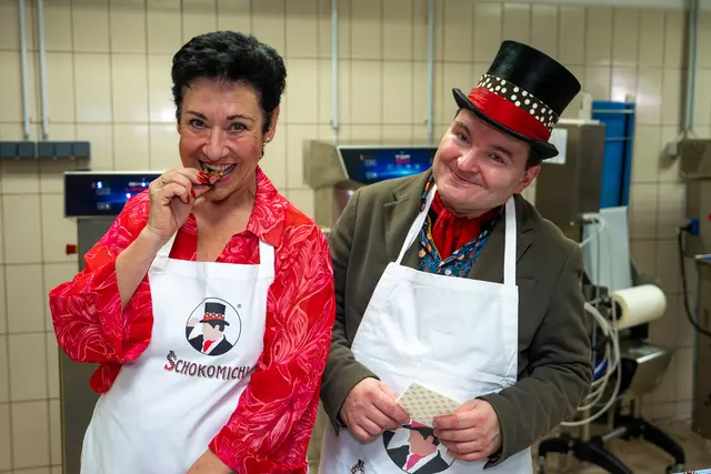 Andrea Händler verpackte 32 Pralinenpäckchen und kostete hier und da ein Stückchen Schokolade. | Foto: Valentina Marinelic/MeinBezirk