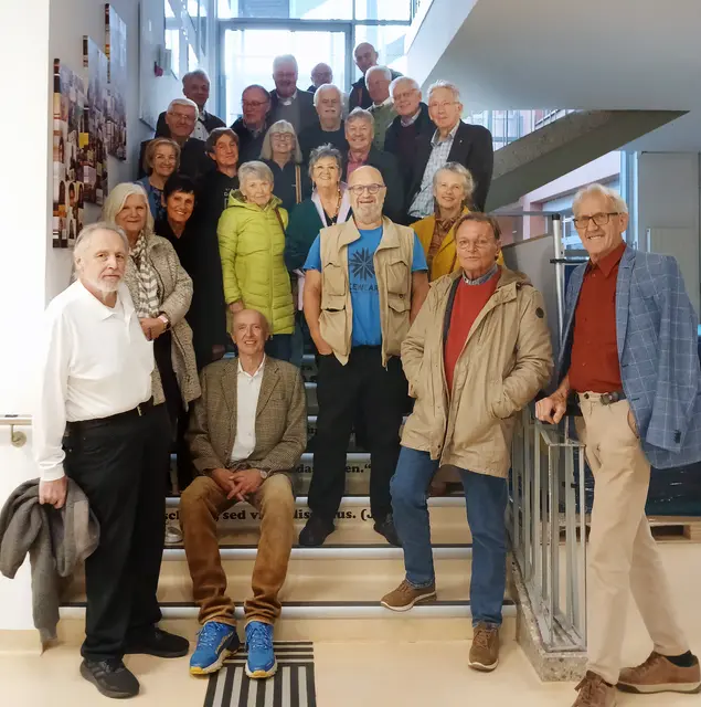 Erinnerungsfoto der 8.D-Klasse zum 50-jährigen Maturatreffen am Stiegenaufgang: vorne: Perchtold, Hennerbichler, Säumel, Schwarz (sitzend), Kölbl, Lerchbammer, Koch, Rosenbaum-Arh, Gsaxner, Stadler. Mitte: Maier, Kreutzwiesner, Pilgram, Reiter, Theuerkauf-Scherf, Rosenbaum, Petutschnig,
Domian, Kastner. Hinten: Protas, Pongratz, Fraidl, Lindner, Tockner (v. l.) | Foto: Robert Koch