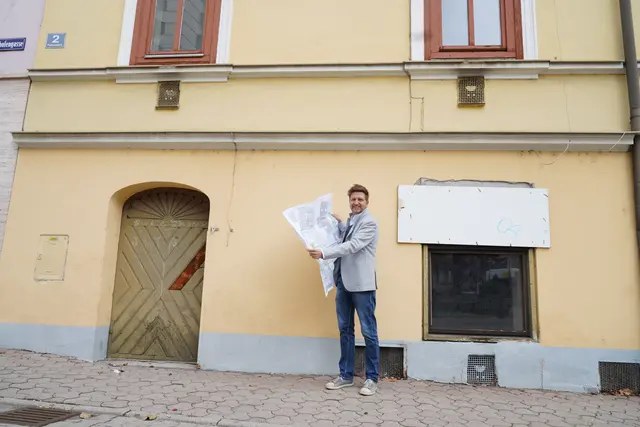 Architekt Ludwig Lengger vor dem Eckhaus am Freihausplatz. Der Abriss wird ebenso wie der Neubau eine Herausforderung. | Foto: Birgit Gehrke