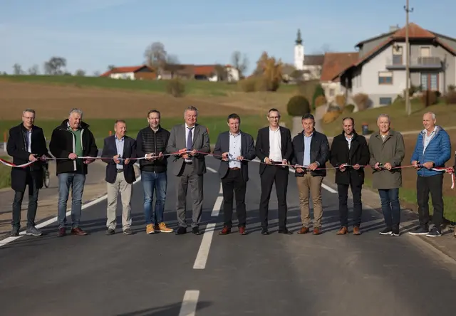 Die sanierte L517 Keßlastraße in St. Aegidi präsentiert sich nun mit verbreiterter Fahrbahn und neuem Geh- und Radweg – ein gemeinsames Projekt von Land Oberösterreich und Gemeinde zur Stärkung der Verkehrssicherheit und Mobilitätsqualität.
 | Foto: Land OÖ/Daniel Kauder