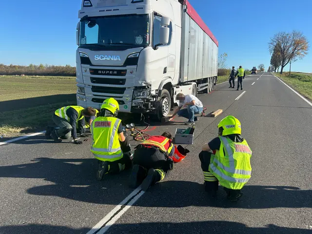 Die Feuerwehr unterstützte beim Reifenwechsel. | Foto: FF Schwechat