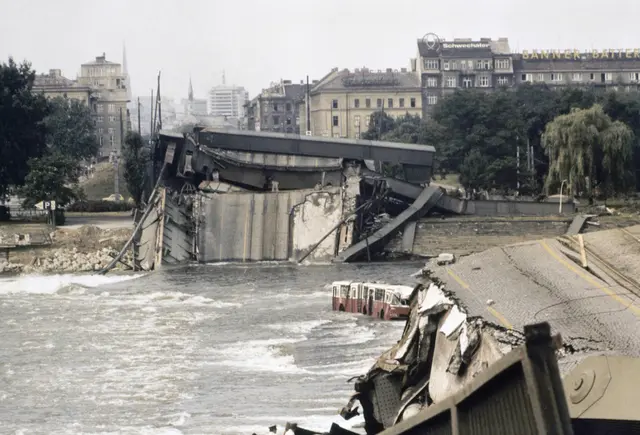 So sah die Brücke nach dem Einsturz aus. | Foto: AP / picturedesk.com