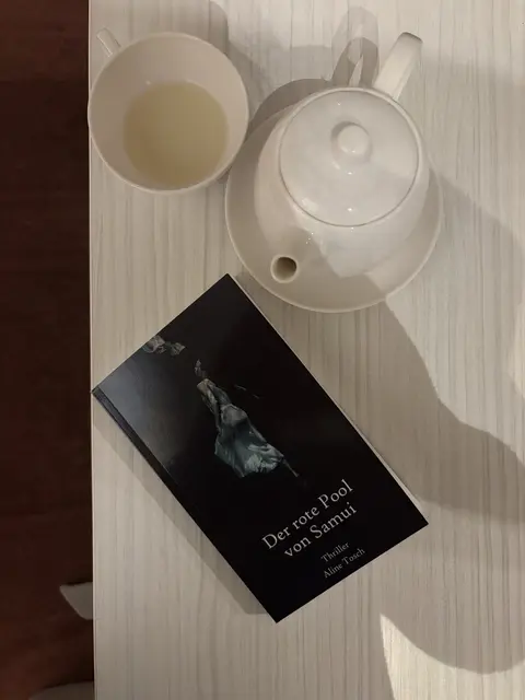 "Der rote Pool von Samui" (MAO Verlag) – durchdacht, tiefgehend und blutig | Foto: Lauren Fahrenberger / MeinBezirk