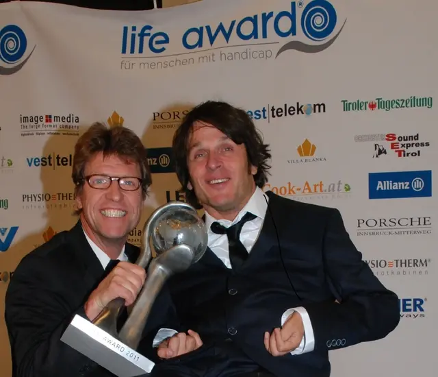 Mundmaler Paulus Ploier im Jahre 2011 in der Innsbrucker Dogana anlässlich der Verleihung vom Life Award mit seinem Kitzbüheler Freund Klaus Wendling. | Foto: Foto: Privat