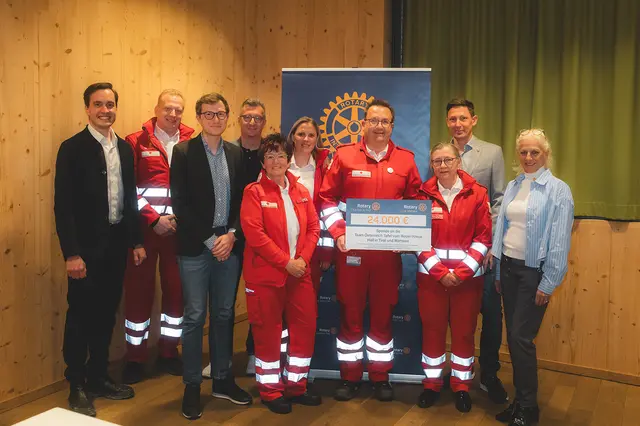 Willi Bacher jun. (Präsident 2025 Rotary Club Hall), Horst Telesklav (Tafel Hall), Peter Pfauser (Rotes Kreuz Hall), Bernhard Greil (Rotary Club Wattens), Romana Lackmaier (Tafel Wattens), Kerstin Telesklav (Tafel Hall), Daniel Frömelt (Rotes Kreuz Wattens), Waltraud Nagler (Tafel Wattens), Philipp Koller (Rotary Club Wattens) und Bea Häussler (Rotary Club Wattens) | Foto: Rotary Club