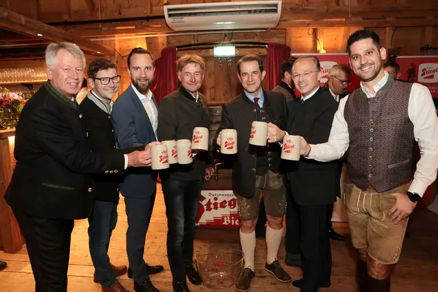 Zahlreiche Gäste aus der Region beim Weltspartagsempfang im Raiffeisenbank Wels Business Club – ein Abend voller Austausch, Zukunftsperspektiven und regionalem Zusammenhalt. Vlnr: Herbert Brandmayr, Bertram Hagen, Martin Oberndorfer, Gerhard Kroiss, Michael Hag, Roland Hechenberger, Bernd Tautermann | Foto: Andreas Maringer