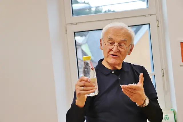 Für den cartesischen Taucher verwendete Haimo Tentschert Trinkhalme mit Knick, eine Büroklammer und Plastilin.  | Foto: Edith Ertl