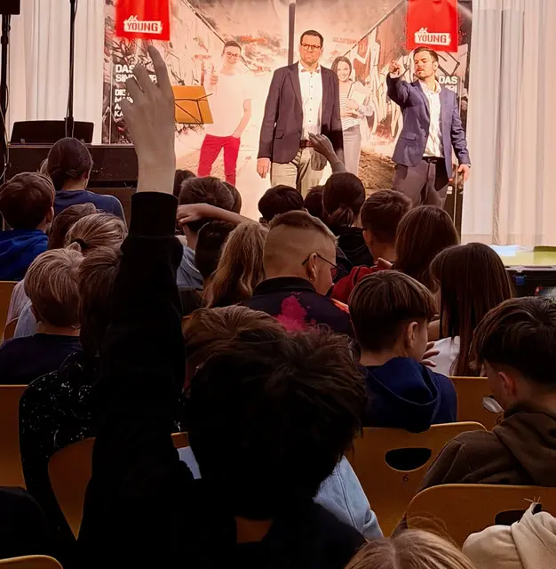 170 Schüler folgten aufmerksam den Botschaften zur Stärkung demokratischer Werte. | Foto: Mittelschule Retz