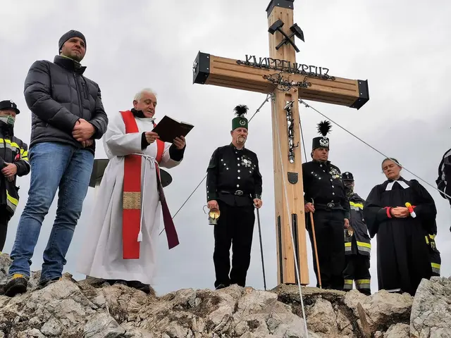 Bürgermeister Christian Hecher, Pfarrer David Shankland, Uniformträger des Bergmännischen Kulturverein Helmut Maier und Herbert Preiml  sowie Pfarrerin Renate Sauer (v.l.) bei der Weihung des Kreuzes 2020. | Foto: Marktgemeinde Bad Bleiberg