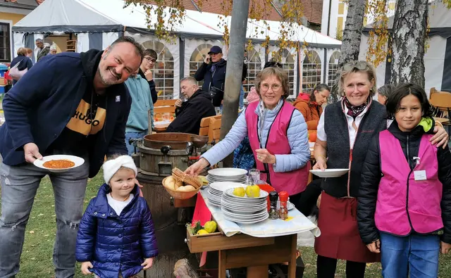 Renate Trauner (Bildmitte), assistiert von ihrer Schwester Christa servierte den feurigen Hexeneintopf.