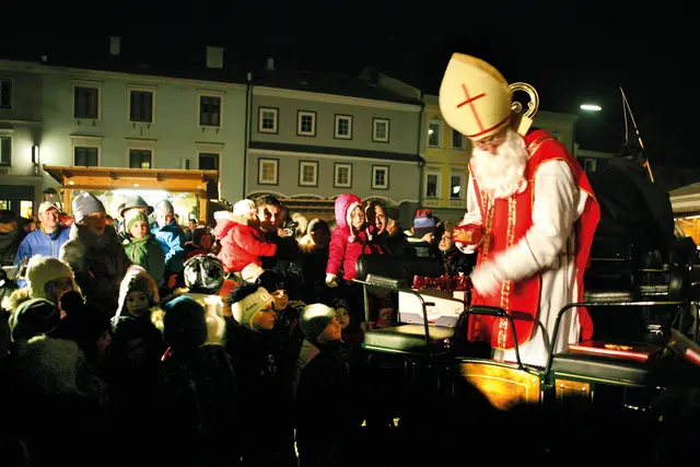 Der Nikolaus kommt nach Waizenkirchen und überreicht angemeldeten Kindern ein Sackerl.  | Foto: Kaufmannschaft Waizenkirchen