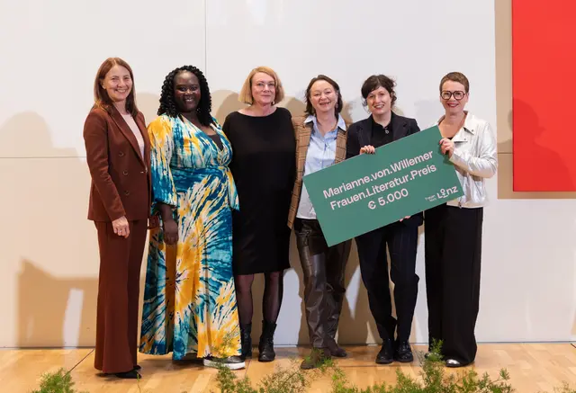 Von links: Personaldirektorin Brigitta Schmidsberger, Frauenbeauftragte Abena Carty-Pinner, Claudia Romeder, Sabine Weißensteiner, Preisträgerin Lisa-Viktoria Niederberger und Frauenstadträtin Eva Schobesberger. | Foto: Stadt Linz