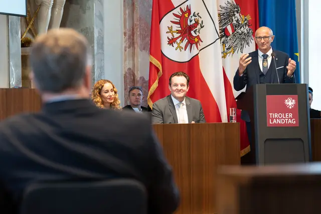 LH Anton Mattle hielt die Laudatio auf seinen Amtsvorgänger. | Foto: Tiroler Landtag/Christanell