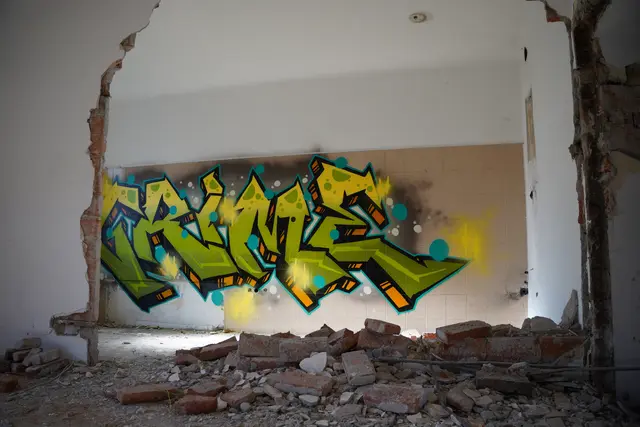 Ein paar der Wände wurden jetzt noch mit Graffiti verziert. | Foto: Birgit Gehrke