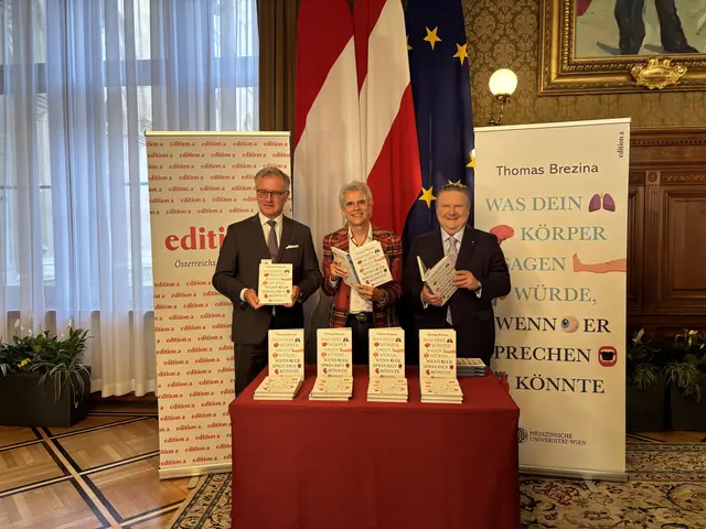 MedUni-Wien-Rektor Markus Müller, Kinderbuchautor Thomas Brezina und Bürgermeister Michael Ludwig (SPÖ, v. l.) sind vom neuen Buch begeistert. | Foto: Mathias Kautzky/MeinBezirk