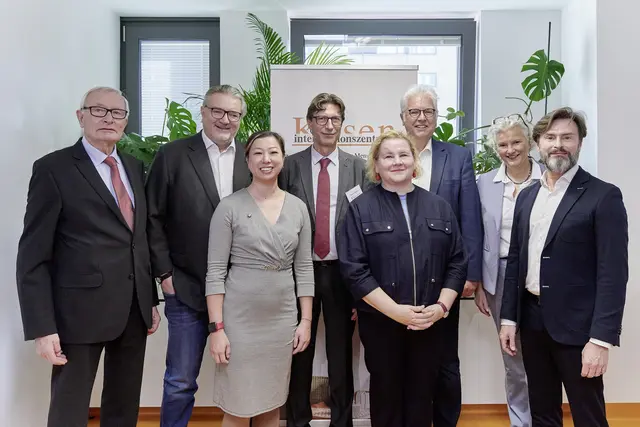 Bei der Vorstellung der modernisierten Räume anwesend, v. r.: Ettl (Kriseninterventionszentrum), Stadtrat Hacker (SPÖ); Hu (Neos-Gesundheitssprecherin); Leiter Kapitany, Ministerin Schumann (SPÖ), Huss (Obmann der ÖGK), Streissler-Führer (Vorsitzende des Landesstellenausschusses ÖGK Wien), Lochner (Drogenbeauftragter der Stadt Wien) | Foto: Kriseninterventionszentrum/Alexander Haiden