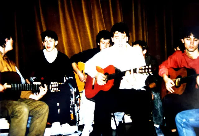 Am 4. November 1984, an Paulus Ploier`s 19. Geburtstag, nicht ganz 5 Monate nach seinem Unfall, wurde in Bad Häring eine Messe gefeiert. Er hat sie selbst, gemeinsam mit seinen Verwandten, organisiert. | Foto: Archiv Paulus Ploier Privat