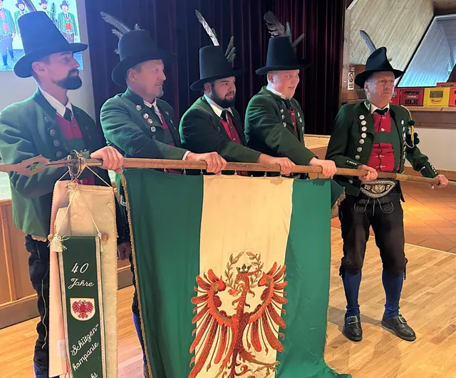 Angelobung (v.l.n.r.): Florian Klingenschmid, Peter Steinlechner, Florian Krassnitzer, Michael Stöger mit Fhr. Frischmann | Foto: SK Volders