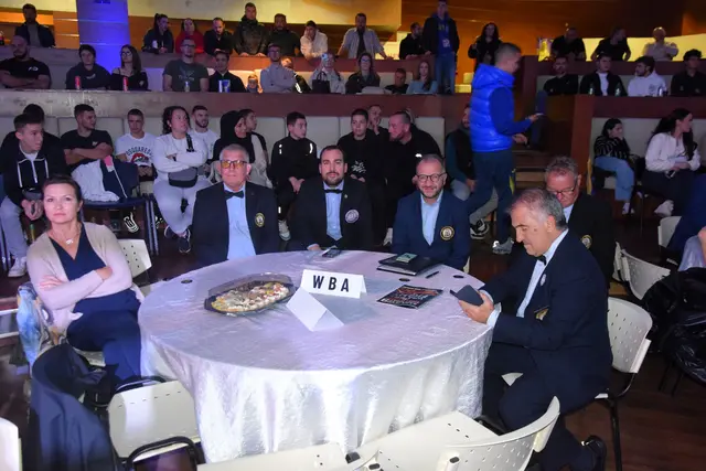 WBA-Delegation und Kampfgericht. | Foto: Schwaighofer