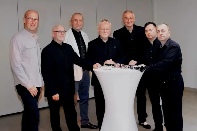 Intendant Gerhard Krammer (3.v.Li) und Eventmanager Werner Glösl begrüßten das Roman Grinberg Klezmer - Swing Quintett von Links: Wolfgang Dorer, Roman Grinberg, Peter Strutzenberger, Sasha Danilov und Alexander Shevchenko. | Foto: Peter Seper