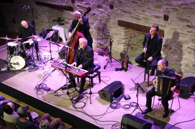 Wolfgang Dorer, Peter Strutzenberger, Roman Grinberg, Sasha Danilov und Alexander Shevchenko (von Li.)  sorgten für tolle Stimmung unter den zahlreichen KLANGherbst Besucherinnen und Besuchern im Granarium der Friedensburg Schlaining. | Foto: Peter Seper