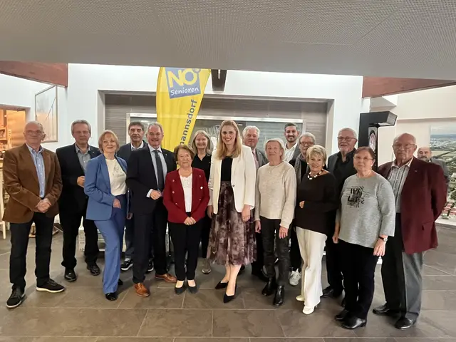 Isabella Zimmermann (6.v.l.) wurde als Bezirksobfrau bestätigt. | Foto: NÖ Senioren