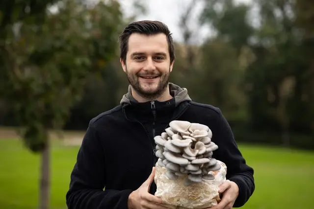 Georg Schöllhuber von Schöllis Biohof setzt mit seiner Pilzzucht zur Selbstversorgung auf Genuss und Nachhaltigkeit. | Foto: Schöllhuber