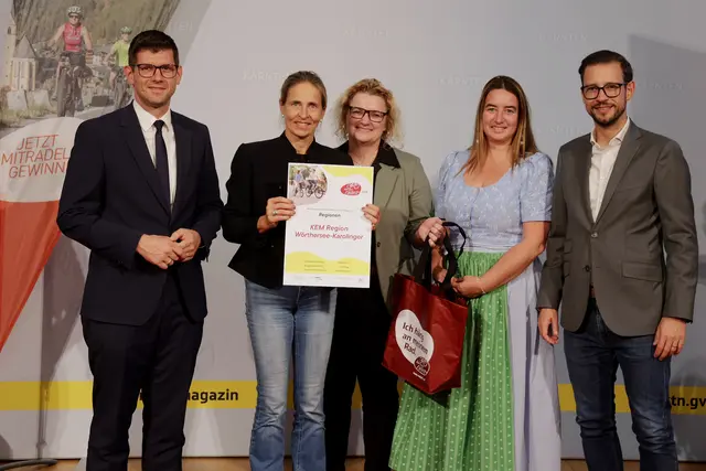  LH-Stv. Martin Gruber, Hiltrud Presch (KEM), Heidemarie Stuck (Marktgemeinde Moosburg), Bürgermeisterin Silvia Häusl-Benz und Landesrat Sebastian Schuschnig  | Foto: LPD Kärnten