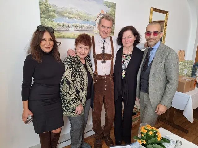 Heinz Drozda mit seiner Frau Maria und Freunden aus Bombay | Foto: privat / zVg.