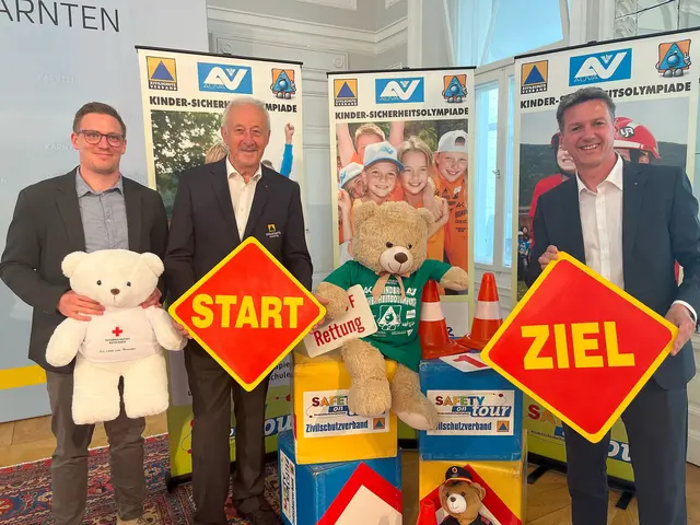Hier anlässlich der PK zur Kindersicherheitsolympiade im April 2025 Rudolf Schober, Präsident des Zivilschutzverbandes Kärnten (Mitte) mit dem Referenten für Zivilschutz, Landesrat Daniel Fellner (rechts im Bild)  | Foto: Büro LR Fellner