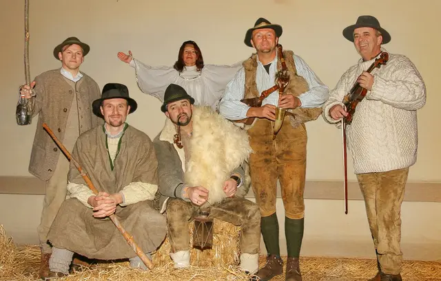 Im Marionettentheater Schloss Schönbrunn wird am 8. Dezember das Almtaler Hirtenensemble mit seinem traditionell-humorvollen Krippenspiel zu Gast sein. | Foto:  Almtaler Hirtenensemble