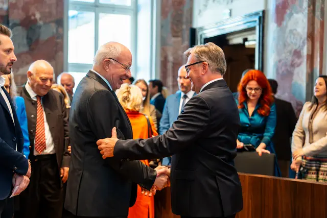 Herwig van Staa gratuliert Günther Platter | Foto: Tiroler Landtag/Christanell