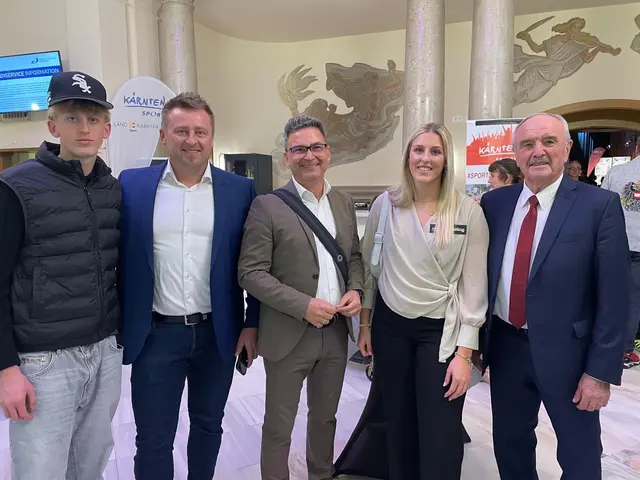 Zur Ehrung im Konzerthaus Klagenfurt begleiten Hannah Ladinig Altbürgermeister Valentin Blaschitz und Bürgermeister Markus Lakounigg. | Foto: Privat