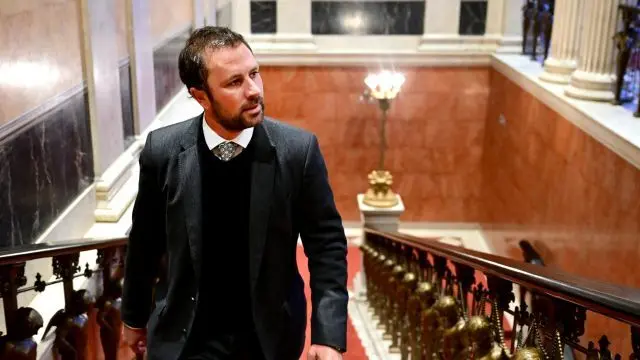 LA Georg Dornauer bringt Günther Platter ins | Foto: APA/ROLAND SCHLAGER