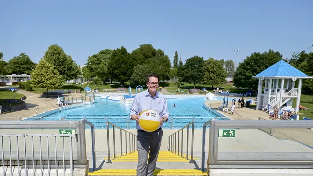 Wiener Bäderstadtrat Jürgen Czernohorszky (SPÖ) bei der Eröffnung der Saison 2025.  | Foto: Stadt Wien/Markus Wache