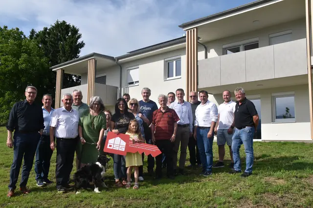 Symbolische Schlüsselübergabe an die Mieterinnen und Mieter der neuen Wohnungen in Neustift an der Lafnitz. | Foto: Michael Strini