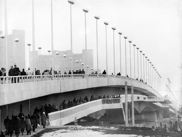 Fußgänger auf der neu eröfneten Reichsbrücke am 8. November 1980. | Foto: Votava / brandstaetter images / picturedesk.com