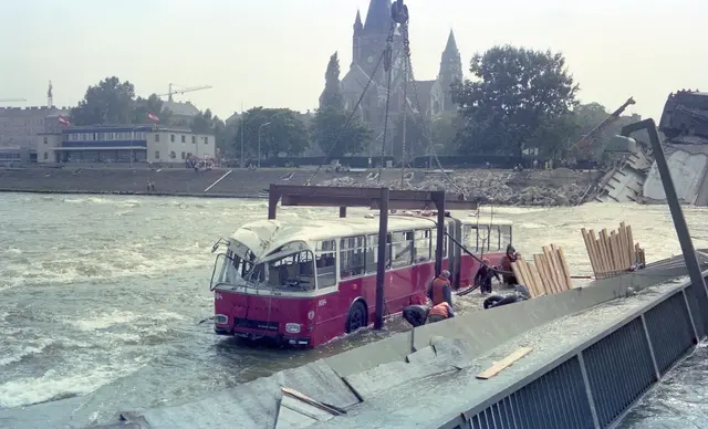Bergung des GU 230, Nr 8084 von der eingestürzten Reichsbrücke, August 1976. | Foto: Bildstrecke.at
