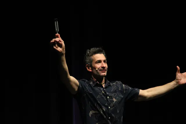 Mit einer Stimmgabel brachte der Kabarettist im Kunsthaus Weiz die Gäste auf Gleichklang. | Foto: Josef Hofmüller