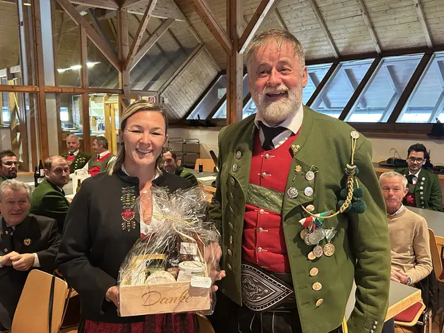 Danke (v.l.n.r.): Bettina Tomaschko, Hptm. Klingenschmid | Foto: SK Volders