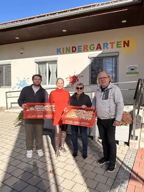 Jugendgemeinderat Manuel Kalss, Bildungsgemeinderätin Birgit Bodisch, Vizebürgermeisterin Beatrix Kriszta und Bürgermeister Horst Pelzmann (alle VP) vor dem Kindergarten Berg. | Foto: Gemeinde Berg