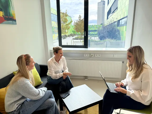 Prof. Ulrike Lochte im Gespräch mit Livia Kalchgruber und Lisa Hilfka. | Foto: bebruck