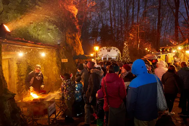 Der Verein "L(i)ebenswertes Raab" bietet als Veranstalter beim Kellergröppen Advent ein breites Spektrum an Kulinarik, Handwerk und Unterhaltung für Groß und Klein.  | Foto: Verein L(i)ebenswertes Raab